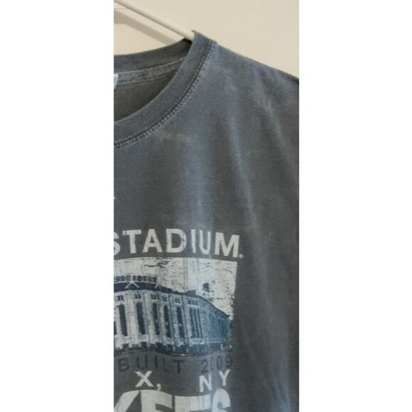 Yankees Stadium Bronx New York Shirt Medium Majestic Faded Marks - Picture 6 of 8